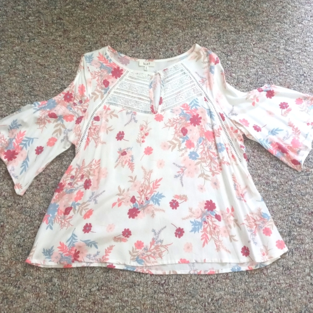 Beautiful Blouse, Color Cream with pink flowers. Have a cut out in the sleeve.